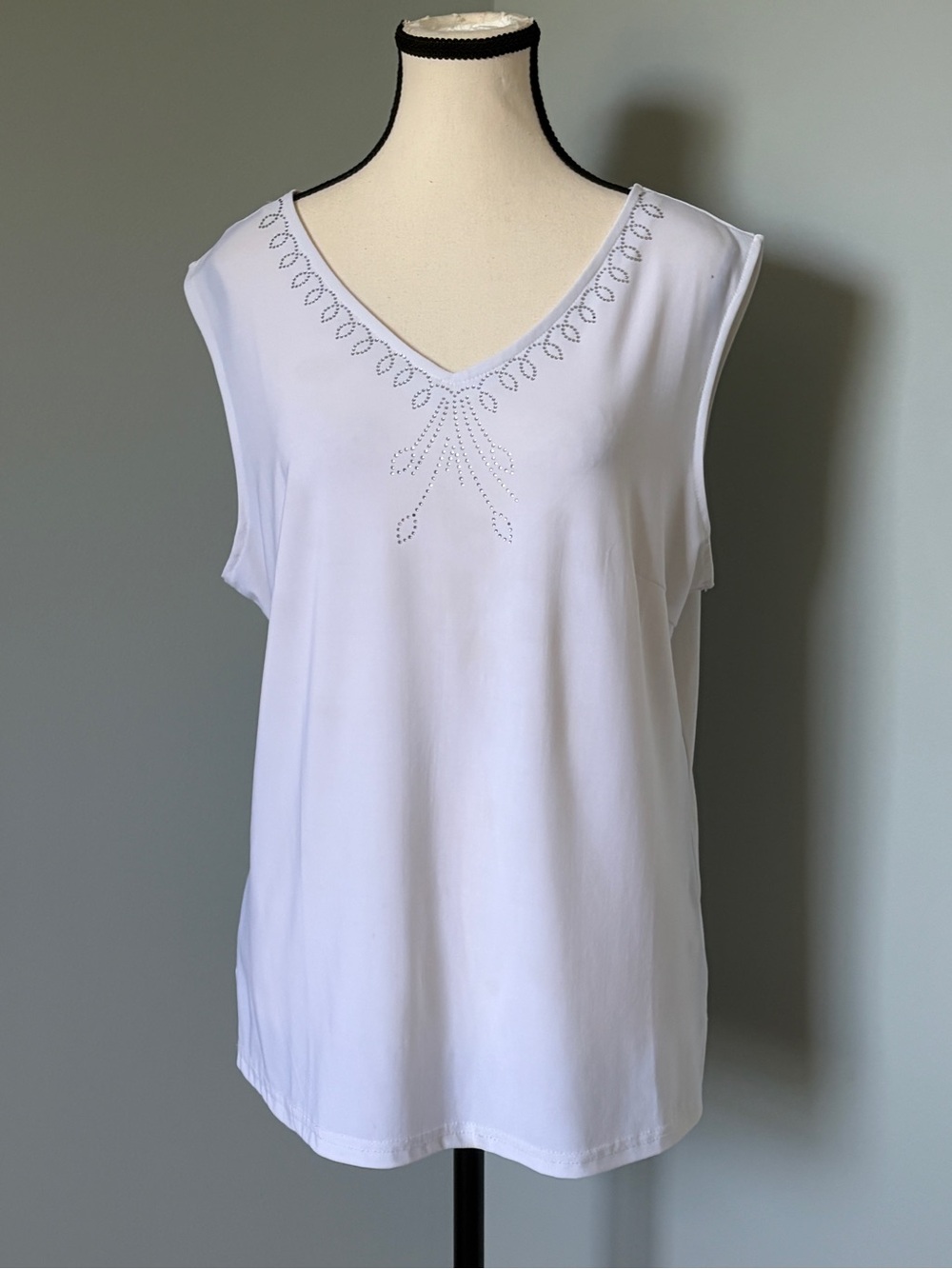 Amanda Collection White Rhinestone V-Neck Sleeveless Top Tank Size Large